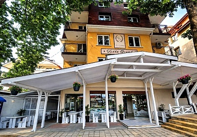 Лятна семейна почивка в хотел Лотос Апартмънтс, Китен с басейн и пълен пансион