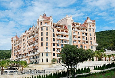 ЛЯТО 2015, 25.06. - 27.08. ЕЛЕНИТЕ, ROYAL CASTLE 5*: 1 нощувка със закуска и ВЕЧЕРЯ на цена от 77 лв. на ЧОВЕК + БЕЗПЛАТНИ шезлонг и чадър на плажа