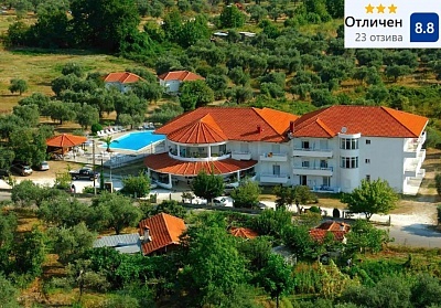 Лято 2025 в Hotel Achillion: Нощувка за двама с включена закуска и басейн