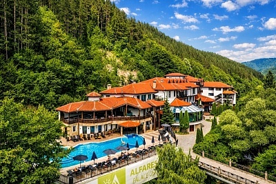 Лято в хотел Алфарезорт Палас: релакс в Чифлик с минерални басейни