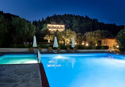  Лято 2023 в хотел Julia**, Фурка, Касандра, Гърция! Нощувка на човек със закуска и вечеря + басейн 
