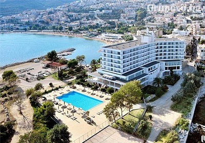  Май на първа линия в Lucy Hotel*****  в Кавала, Гърция – Нощувка на човек със закуска или закуска и вечеря+ басейн! 