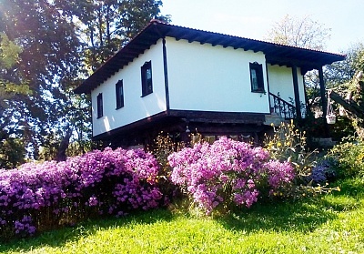  Майски празници в Габровския Балкан! Нощувка за до 12 човека в Къща за гости Възрожденска + външен басейн 