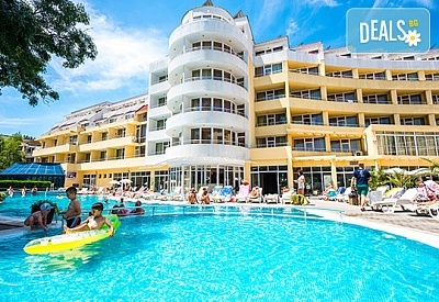 На 100 метра от плажа  в Сън Палас  4*, Слънчев Бряг! Нощувка на база All Inclusive, открит басейн с шезлонги и чадъри, детски басейн, анимация, безплатно за дете до 11.99 г. 