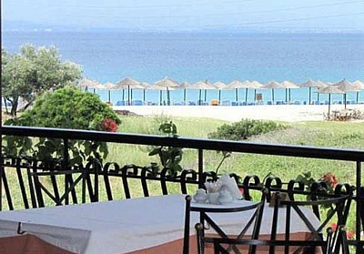 На 60 метра от пясъчния плаж в хотел Makednos- Ситония за една нощувка, закуска, бар на плажа, открит басейн и безплатен паркинг / 01.05.2019 - 05.06.2019