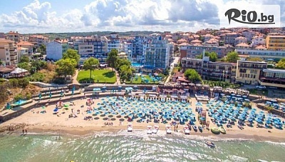 На море на първа линия в Созопол! Нощувка със закуска за до четирима + басейн, шезлонг и чадър + БЕЗПЛАТНО за дете до 11.99г, от Хотел Вила Лист 4*