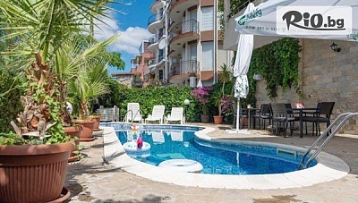 На море в Свети Влас: Нощувка със закуска за трима + басейн и паркинг в Sea Vista Hotel