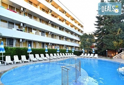 Морска ваканция в Хотел Оазис 3*, к.к. Албена! Нощувка на база All inclusive, безплатни 2 шезлонга и чадър на плажа, басейн с минерална вода, безплатно за дете до 5.99 г.