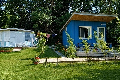 Морски ваканции в Царево: Нощувка за двама с две деца в каравани Нестинарка