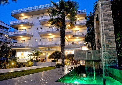 Насладете се на незабравима почивка в Hotel Ioni край плажа в Паралия Катерини