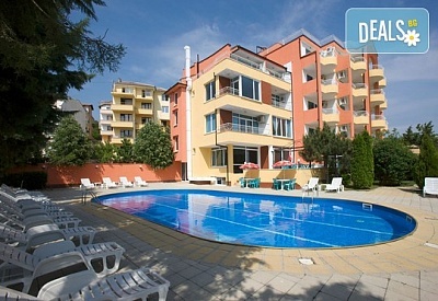 Неустоимо предложение за почивка на море в Хотел Консул 3*, Свети Влас! 1 нощувка, изхранване по избор, басейн, чадър, шезлонг, безплатно за дете до 4.99 г.