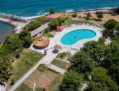Невероятна цена за почивка на 200 метра от плажа Атлиман - хотел Кремиковци Китен! нощувка със закуска, обяд и вечеря + открит басейн с чадър и шезлонг!!!