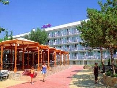 Ниски цени All inclusive лято 2022 в Албена, цена на човек до 08.07 с чадър и шезлонг на плажа от хотел Магнолия Стандарт