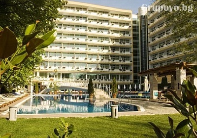 Нощувка на база All Inclusive + басейн на 100 м. от плажа в Гранд хотел Оазис, Слънчев бряг