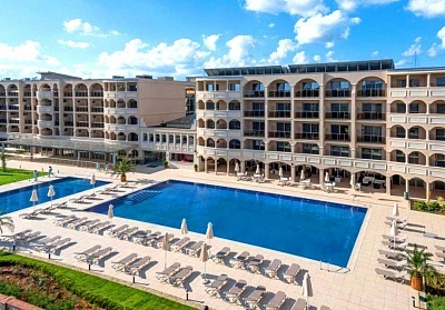 Нощувка на база All Inclusive за 3-ма възрастни + 2 деца в двуспален апартамент + шезлонг и чадър на плажа от хотел Белведере Александрия клуб, Приморско