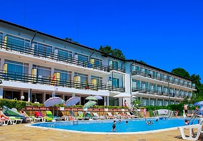  Нощувка на човек на база All Inclusive + басейн в хотел Кини Парк, Златни пясъци 