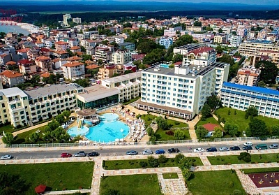  Нощувка на човек на база All Inclusive + басейн + шезлонг и чадър на плажа от Перла Бийч Лъкшъри, Приморско 