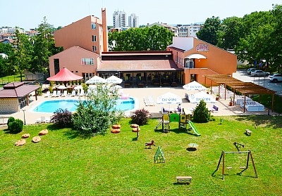 Нощувка на човек на база All inclusive + басейн в хотел Нева, Китен, на 100м. от плаж Атлиман