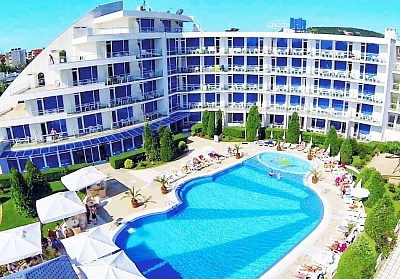  Нощувка на човек на база All inclusive + басейн и детска анимация в хотел Куин Нели****, Приморско 