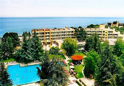 Нощувка на човек на база All Inclusive + басейн на 30 м. от плажа в хотел Амбасадор***, Златни Пясъци. Дете до 13г. - безплатна нощувка!