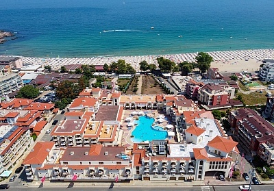 Нощувка на човек на база All inclusive + 2 басейна + детски басейн с водни съоръжения в хотел Мартинез, Созопол на 100 м. от плажа. Дете до 12г. - БЕЗПЛАТНО!