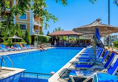 Нощувка на човек на база All Inclusive light + външен басейн от Хотел Вемара Клуб, до Бяла
