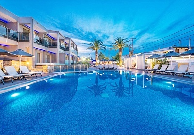 Нощувка на човек със закуска + басейн в Dionysos Hotel & Studios***, Ханиоти, Гърция