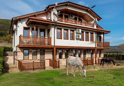  Нощувка на човек със закуска + конна езда в къща за гости Рая, с. Кормянско на 3 км. от Севлиево 