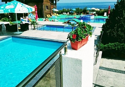  Нощувка на човек със закуска, обяд и вечеря + 2 басейна и джакузи в хотел Роза, Черноморец 