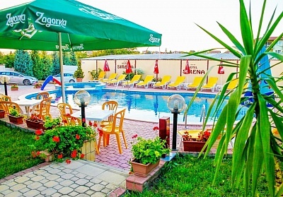  Нощувка на човек със закуска и вечеря + басейн в хотел Сирена, Кранево 
