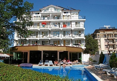  Нощувка на човек със закуска и вечеря* + басейн в хотел Лотос, Китен до плаж Атлиман 