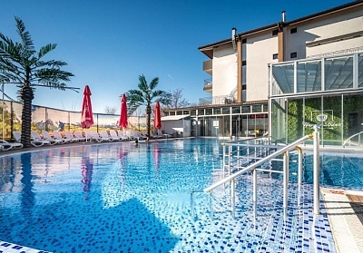 Хотел Царска баня край Карлово: Нощувка с полупансион и минерален басейн