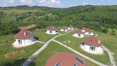  Нощувка за 4, 5 или 16 човека в единствените в България 9 абсолютно кръгли къщи край Антоново в комплекс Малка Черковна с басейн и механа 