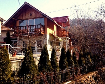  Нощувка за до 8 човека + механа и барбекю в Къщата с трите веранди в Берковица 