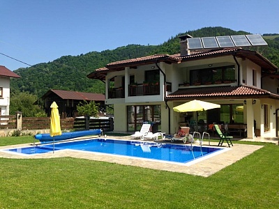  Нощувка за 11 човека в Рибарица в къща за гости Марина с басейн, сауна, барбекю, озеленен двор и още удобства! 