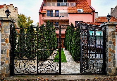 Нощувка в Долна баня с възможност за закуска и вечеря в хотел Цветелина Палас