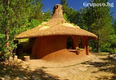 Нощувка за ДВАМА в къщичка направена от камък, глина и дърво в Еко селище, Омая