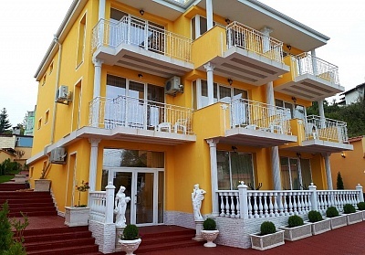 Нощувка в хотел Далия, град Банкя с минерален басейн