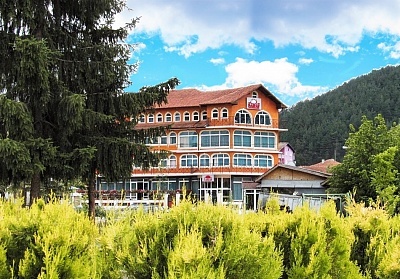 Нощувка с храна и вътрешен минерален басейн в хотел Сарай, Велиинград