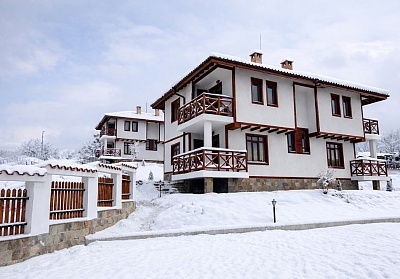 Нощувка с изхранване в Иванини къщи в Трявна