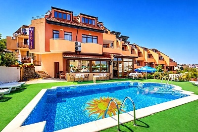 Нощувка на първа линия в Созопол: хотел Аполис с басейн