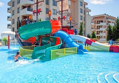 Нощувка за петима или шестима в апартамент на база Ultra All Inclusive + 2 басейна и аквапарк от хотел Хермес Александрия клуб****, на 150м. от плажа в Царево