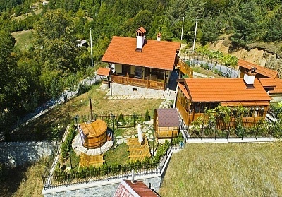 Нощувка в самостоятелна вила с капацитет 12 човека + бонус при 3+ нощувки: ГОРЕЩО външно джакузи, сауна и фитопаробъчва във Вила Рупцовото край Смолян