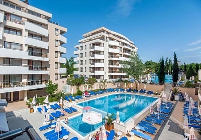 Нощувка за трима или четирима в апартамент на база Ultra All Inclusive + 2 басейна и аквапарк от хотел Хермес Александрия клуб****, на 150м. от плажа в Царево