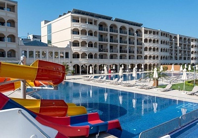 Нощувка за трима или четирима в апартамент на база All Inclusive + 2 басейна + чадър и 2 шезлонга на плажа от хотел Белведере Александрия клуб, Приморско