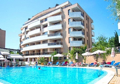 Нощувка за трима или четирима в апартамент на база Ultra All Inclusive + 2 басейна и аквапарк от хотел Хермес Александрия клуб****, на 150м. от плажа в Царево