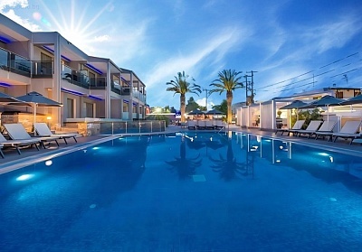 Нощувка със закуска и басейн в Dionysos Hotel & Studios в Ханиоти, Гърция