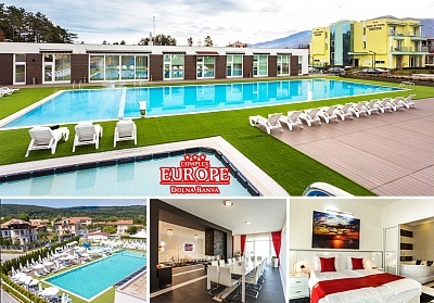 Нощувка със закуска и минерален открит басейн в Комплекс Европа, Долна Баня