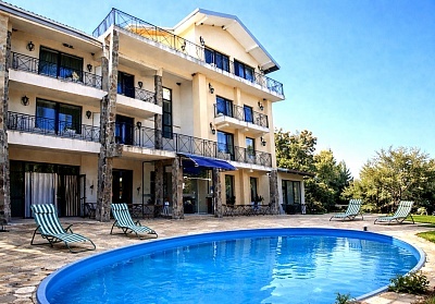 Нощувка със закуска, обяд и вечеря в хотел Виа Траяна, Беклемето