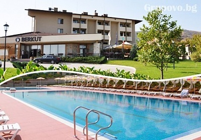 Нощувка със закуска и вечеря + басейн в хотел Беркут****, с. Брестник, до Пловдив